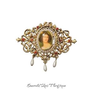 Vintage‎ ART portrait brooch